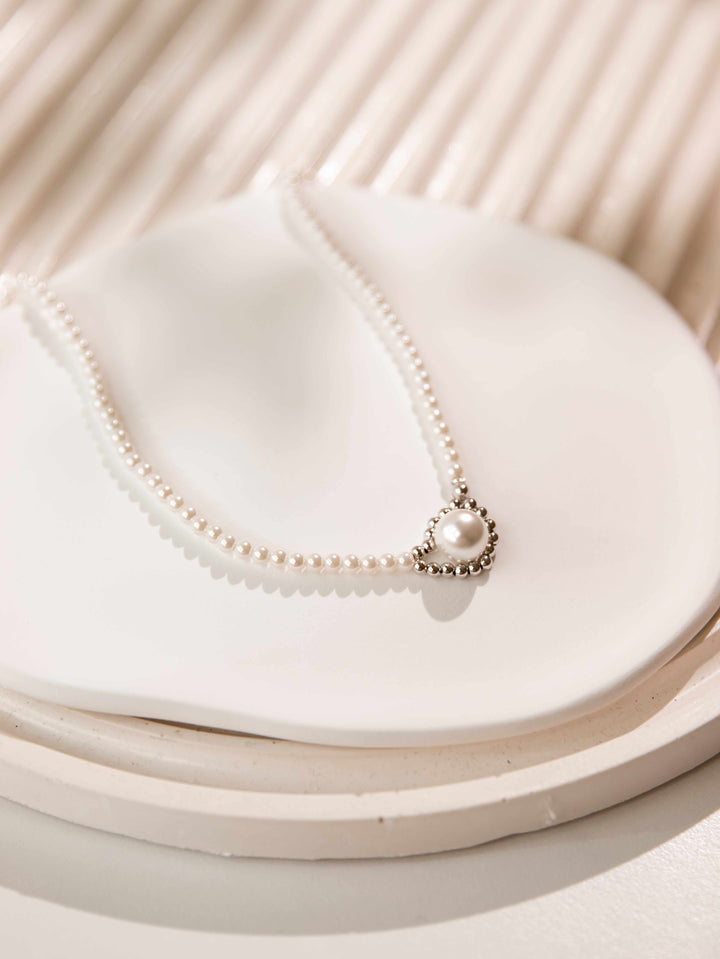 Delicate pearl choker