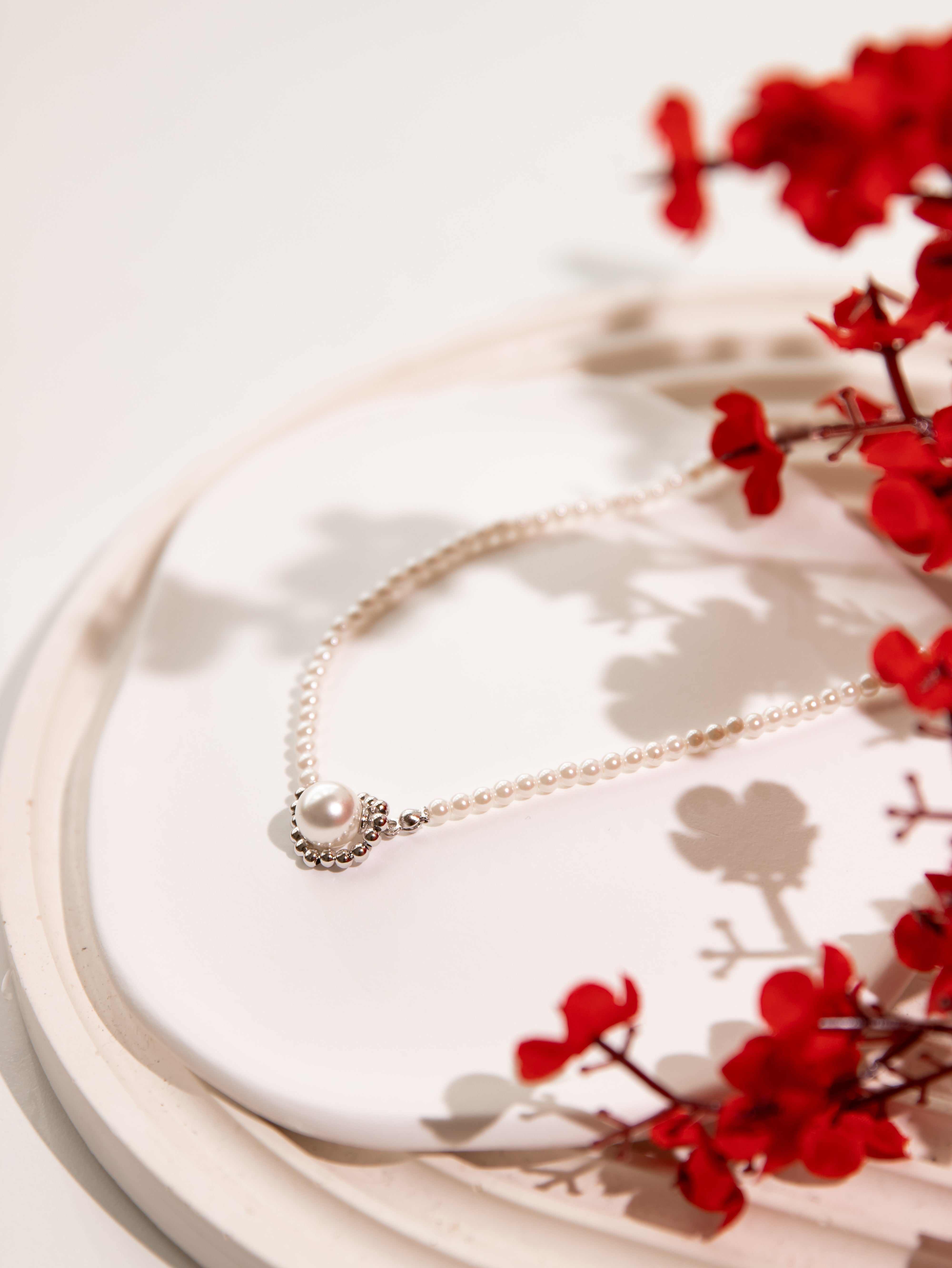 Delicate pearl choker