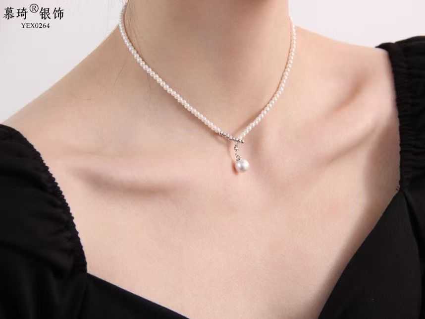 Delicate pearl choker